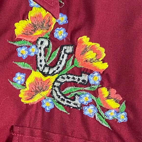 Karman Vintage Flower Horseshoe Embroidered Pearl Snap Burgundy Shirt M 8/10 - Picture 3 of 5